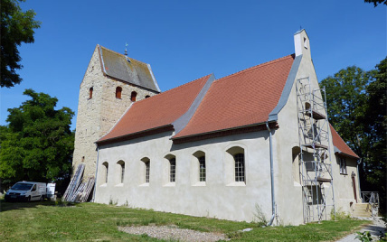 Kirche Sülldorf während der Sanierungsarbeiten