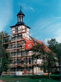 Kirche Elbenau während der Denkmalpflege