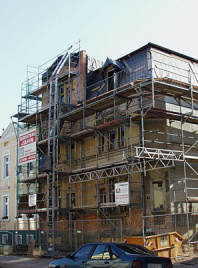 eingerüstetes Mehrfamilienhaus während Fassadensanierung