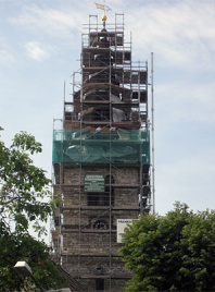 Kirchturm während der Dachsanierung