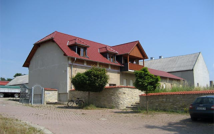 Haus mit neu eingedecktem Dach