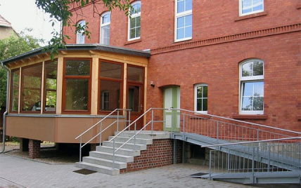 Hofseite mit neuem Anbau & Fahrstuhlrampe