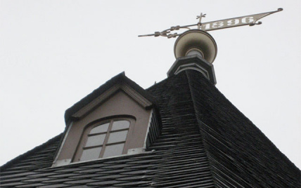 saniertes Dach des Kirchturms mit Gaube und Wetterfahne
